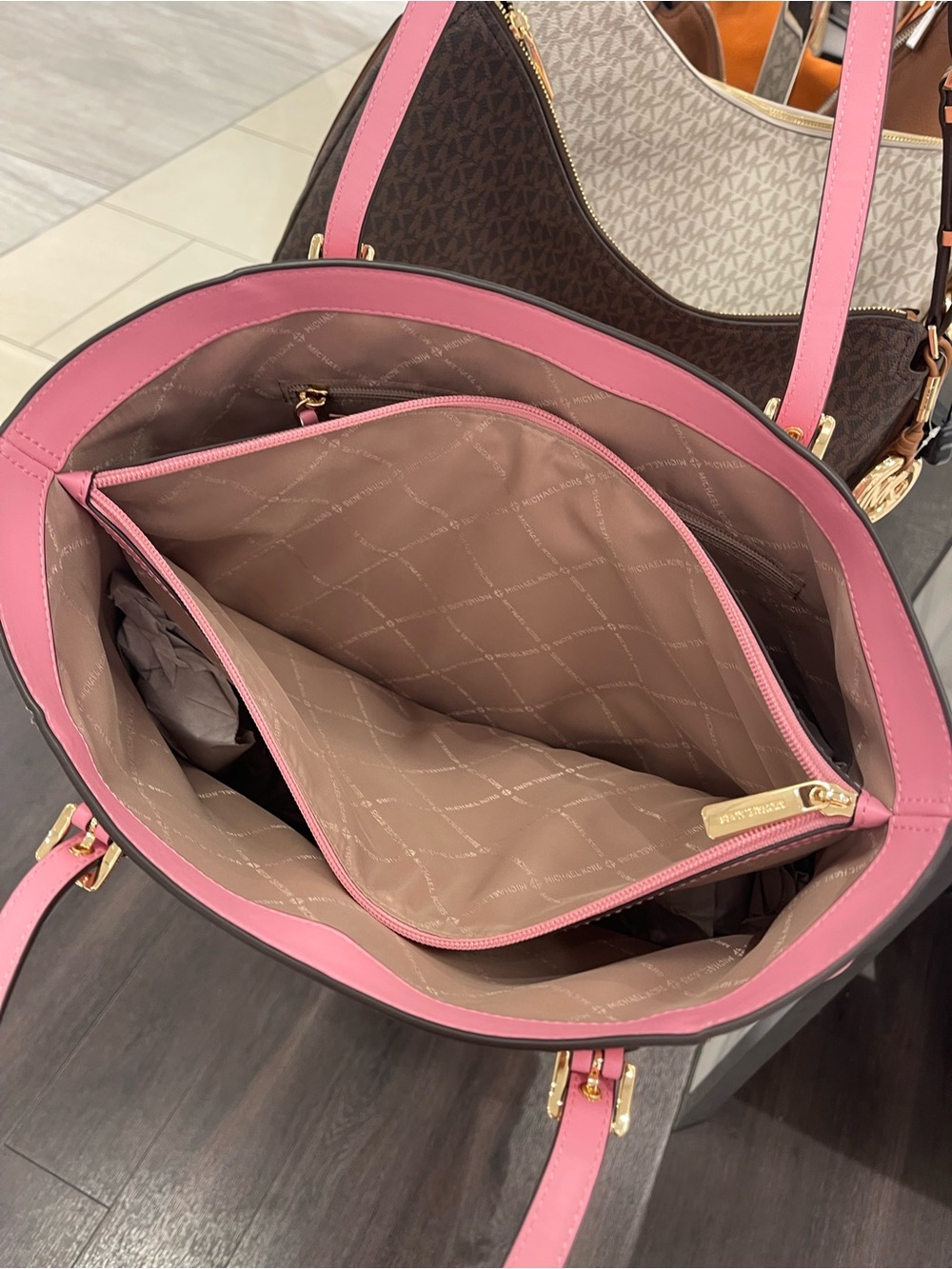 Michael Kors Voyager Lg Color-Block Signature Logo EW Shouldr Tote
Carnation
NWT - Picture 4 of 16